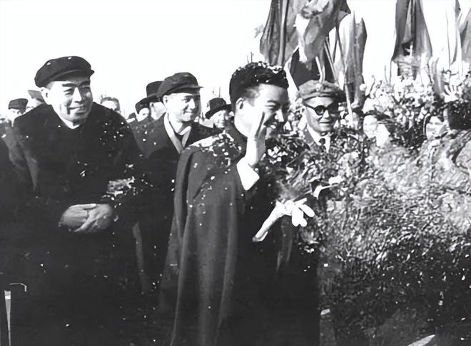 为何周总理的脸色勃然变化，并让罗瑞卿和刘亚楼等将领罚站？