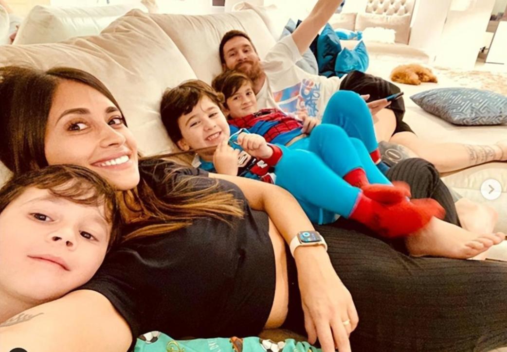 梅西与安东内拉步入婚姻殿堂,梅西情侣装