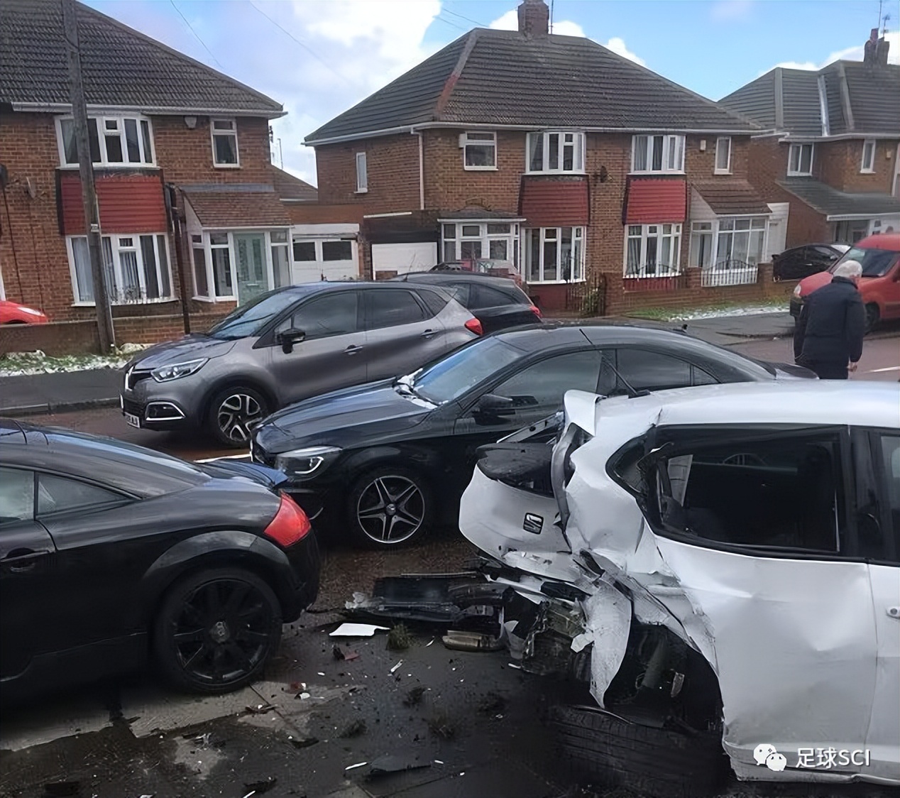浮沉于巨浪中的“黑猫”桑德兰，在漫长的季节里向上活着