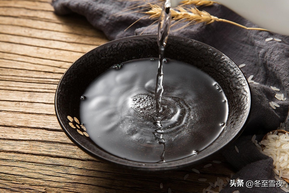 吃饭时,总遇到朋友“劝酒”怎么办?用这三种方法应对,轻松化解