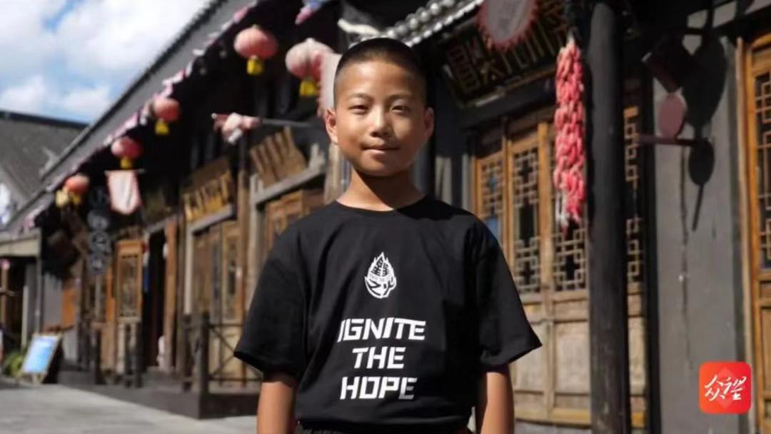 一双球鞋一人一只，凑成“黄金左右脚”！没有什么能够阻挡“运动小子”们的热爱