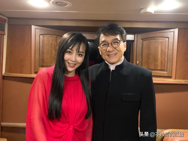 夹菜、擦嘴、当小弟，网红用钱让明星“折腰”的样子，真大开眼界