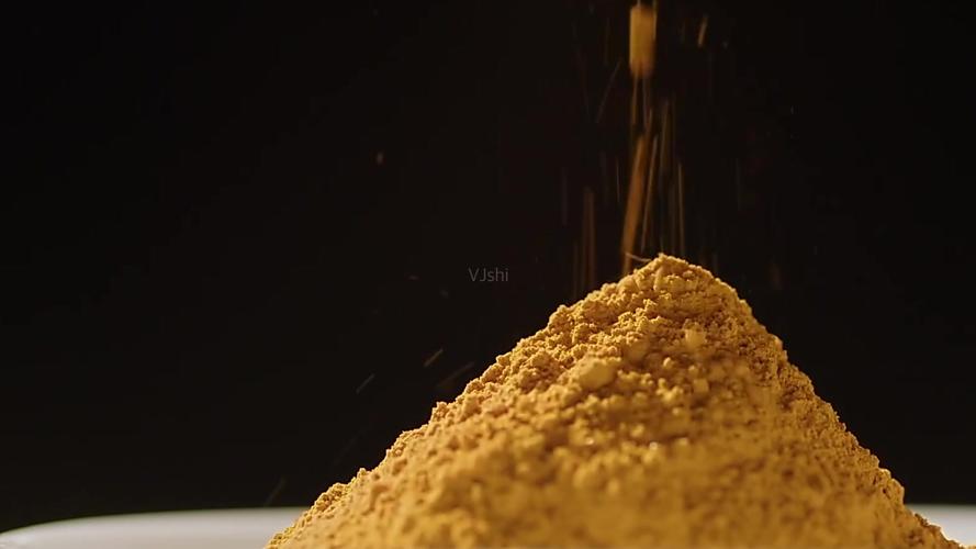 发现家里有蛇如何用雄黄驱蛇,头皮发麻女子胸口藏5条活蛇入境