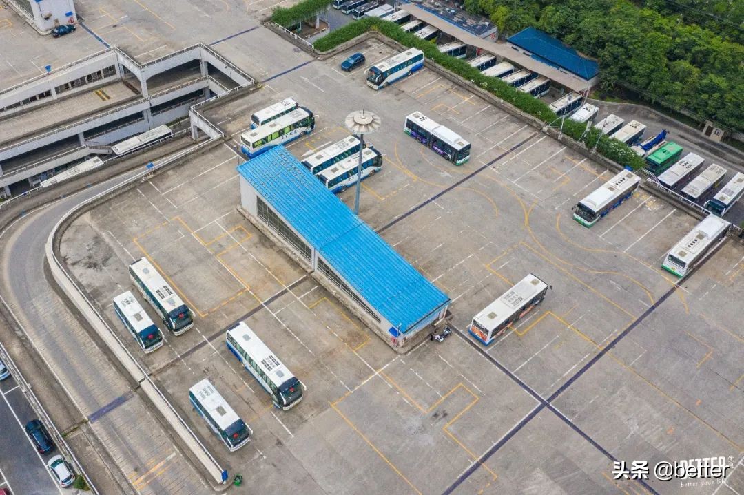 公交车爬楼顶,公交车飞上了楼顶