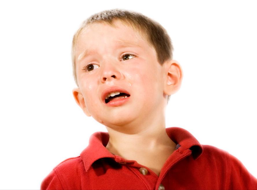 从小爱哭的小孩长大后会怎么样,孩子爱哭和不爱哭长大的区别