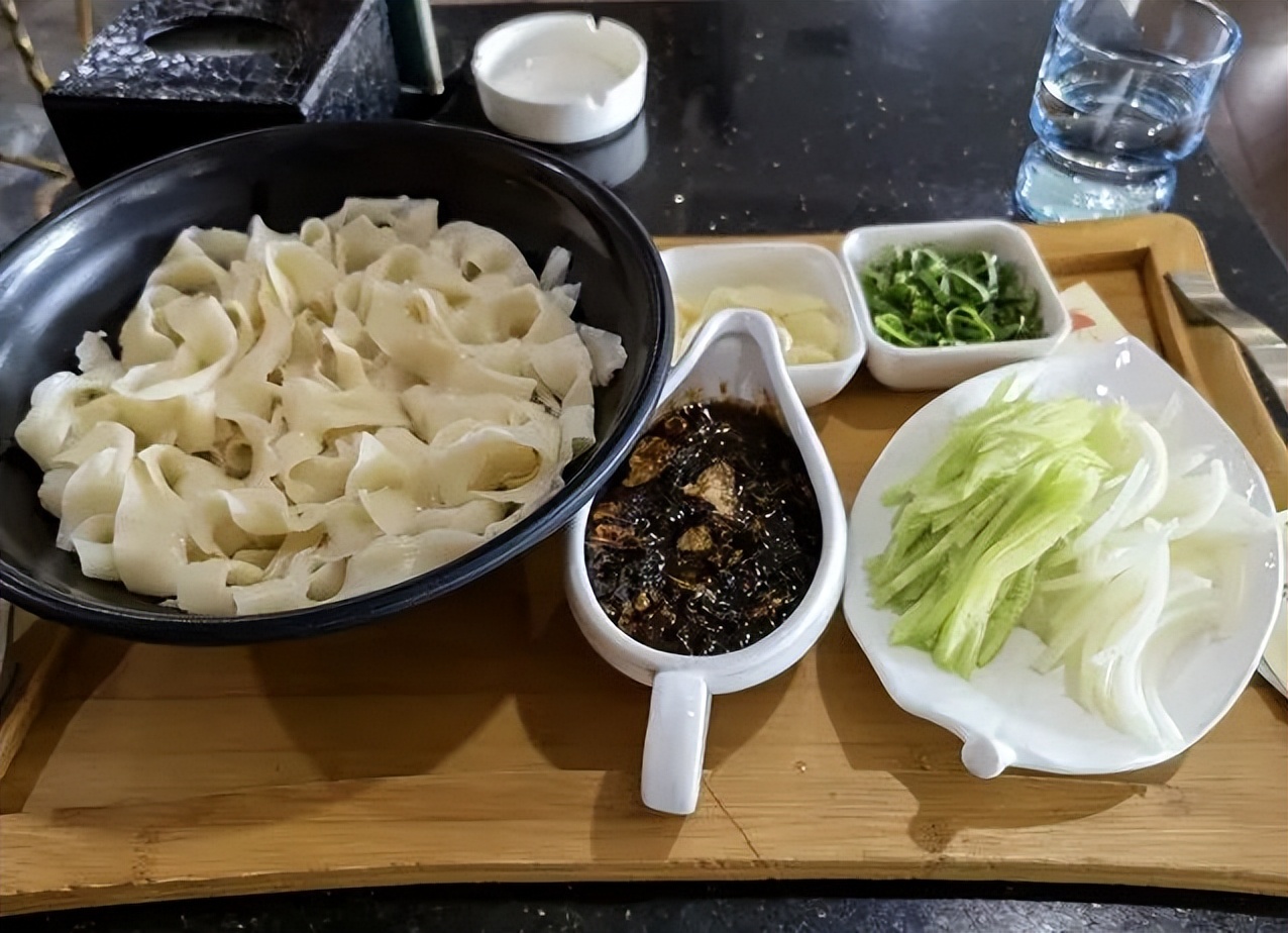 风靡一时的贵价咖啡厅，怎么“沦落”到卖盖浇饭了