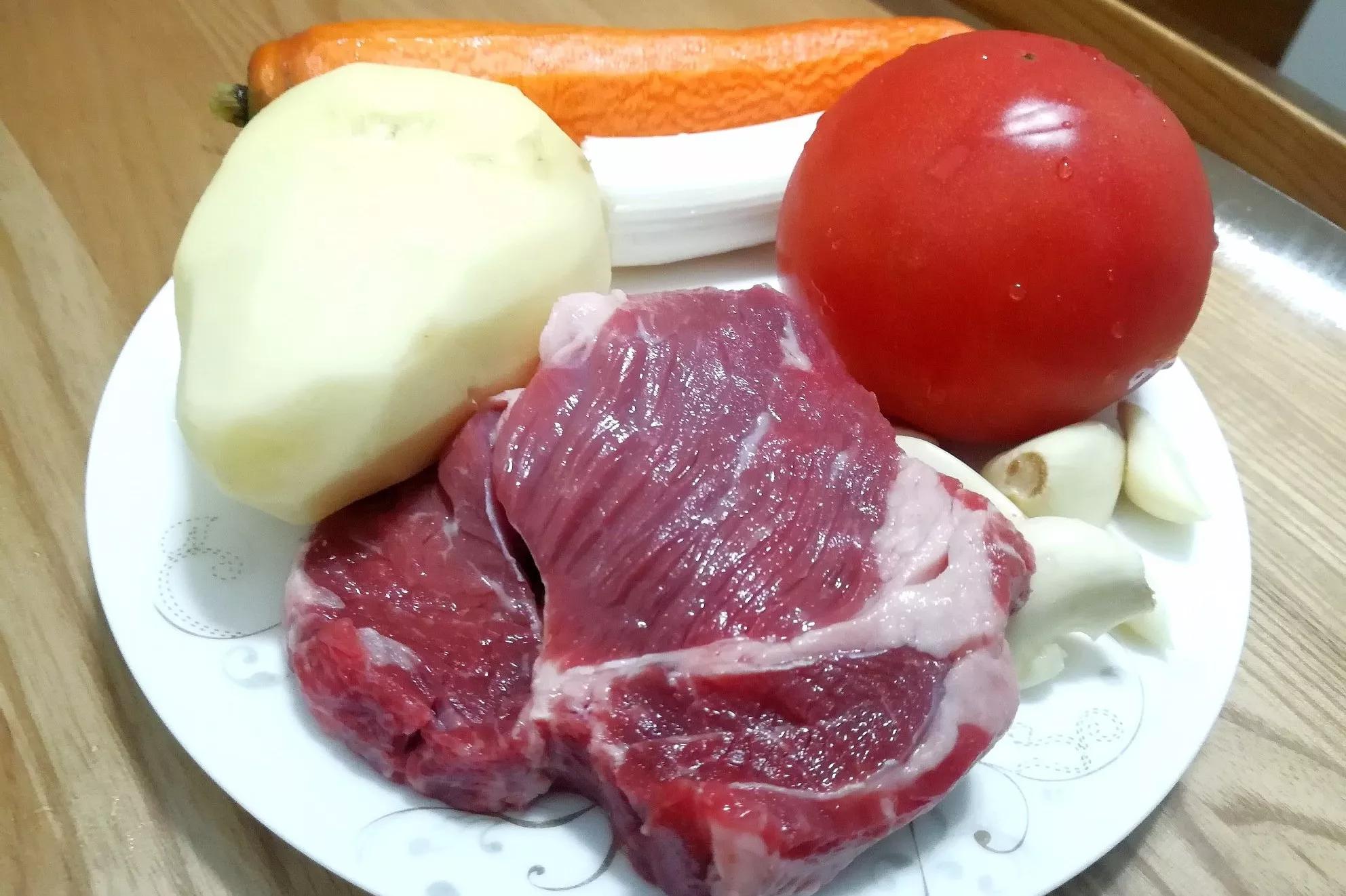 番茄土豆炖牛肉不炒糖色版,牛腩家常做法西红柿土豆炖牛肉