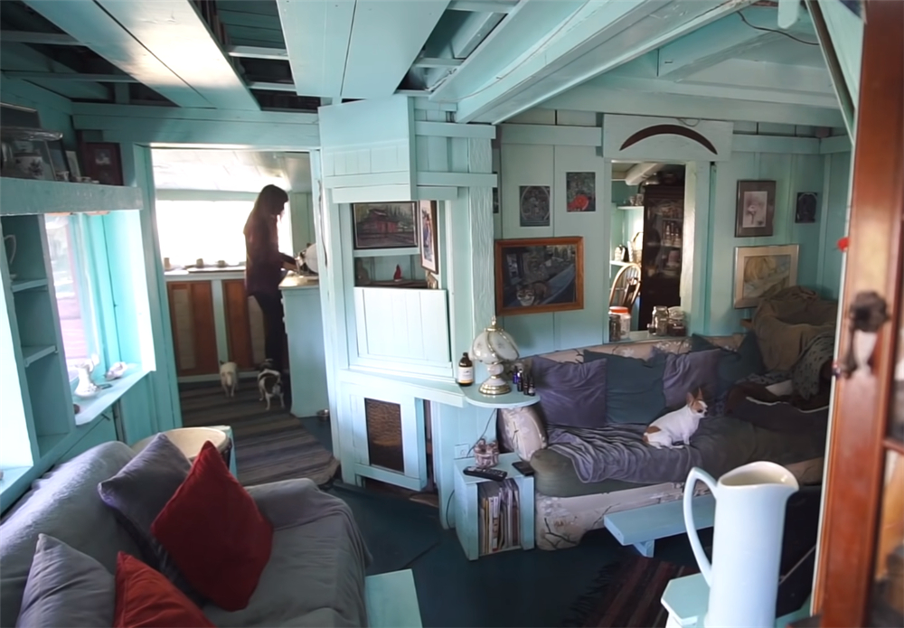 夫妻二人买下海岛过起隐居的生活,夫妻隐居小岛与世隔绝