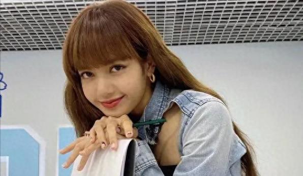 lisa和智秀秒变脸,lisa炫技