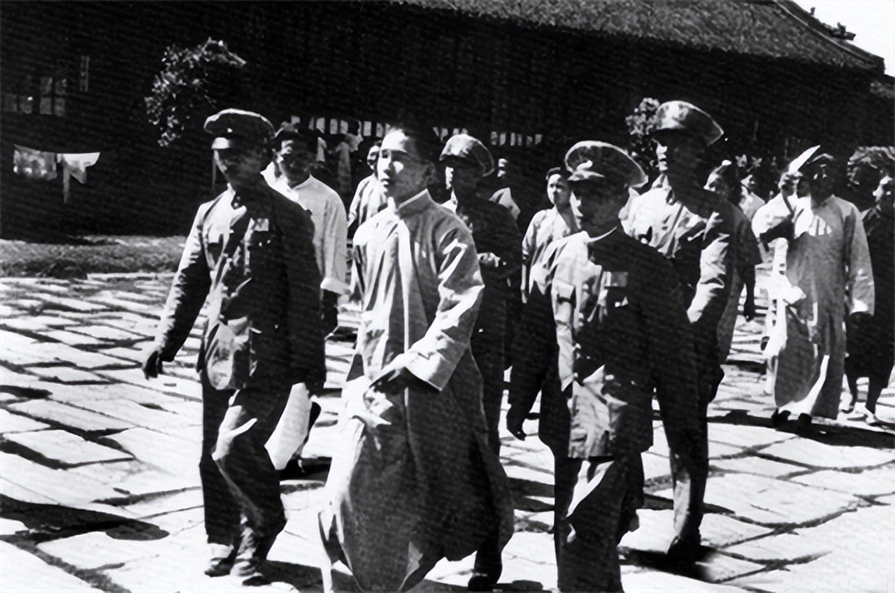 汪精卫炸开坟墓时的样子,汪精卫被炸掉的坟墓图片