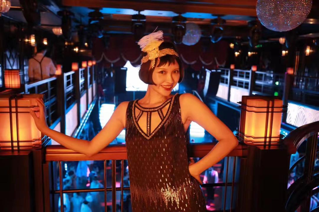 她复刻百年前的“女团”：穿流苏吊带、在舞池摇摆