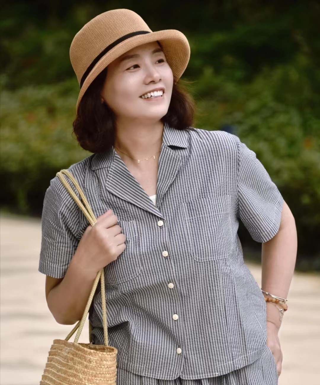 40到50岁的女性适合什么样的发型,适合50岁女人的中长发型