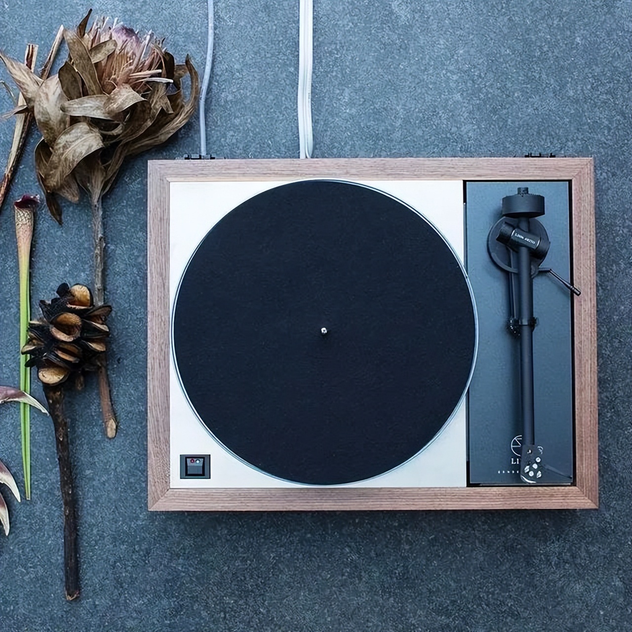 经过35年,黑胶唱片销量正式超过CD