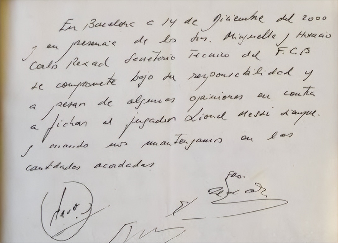 太甜了梅西与妻子在机场深情拥吻,梅西9岁时对她一见钟情