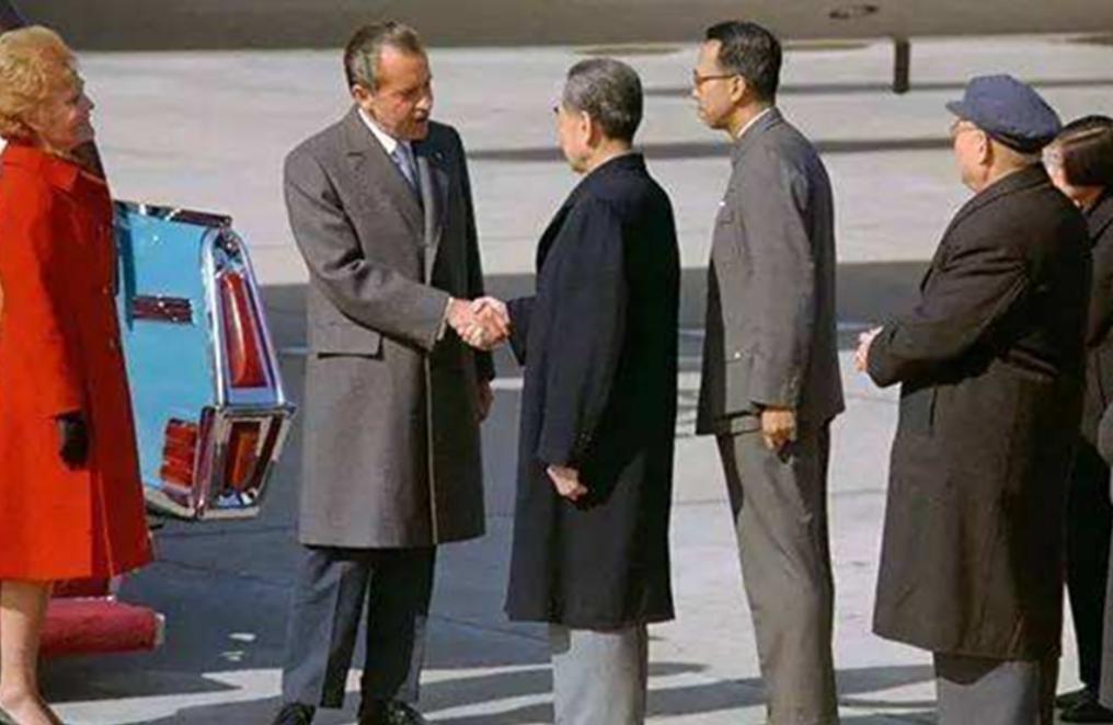 尼克松访华时看到“*倒打**美帝”标语，毛主席幽默回应，尼克松大笑