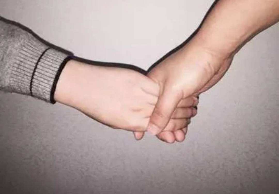 男孩得了怪病头部巨大,男孩得了怪病只有半个头