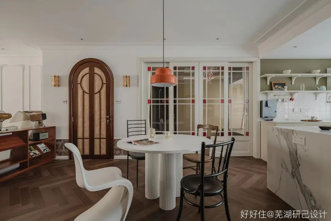 入户门正对次卧户型,长条户型进门对着次卧