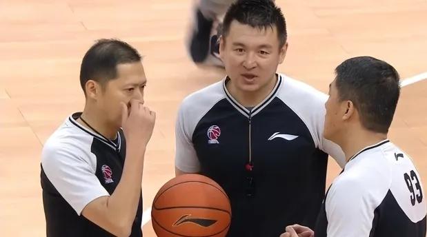 杨鸣cba被罚站起来,cba杨鸣被罚下场时间