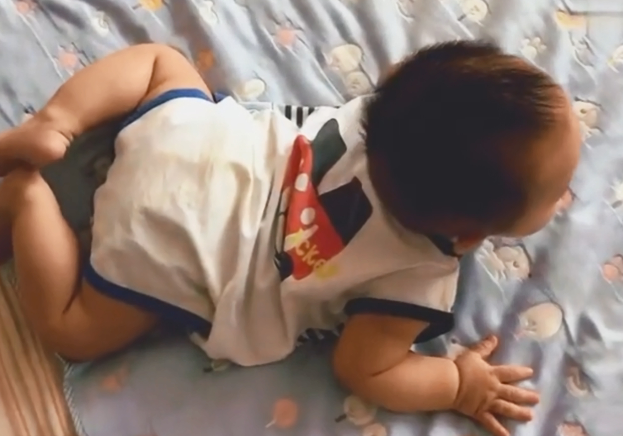 如何教宝宝从卧趴到真正的爬,宝宝练习趴要趴够多长时间就会爬