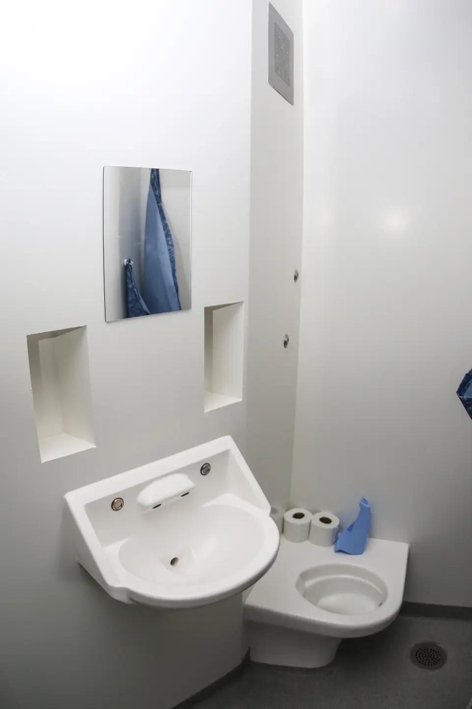 英国狱囚与狱警接吻,英国一女狱警爱上囚犯