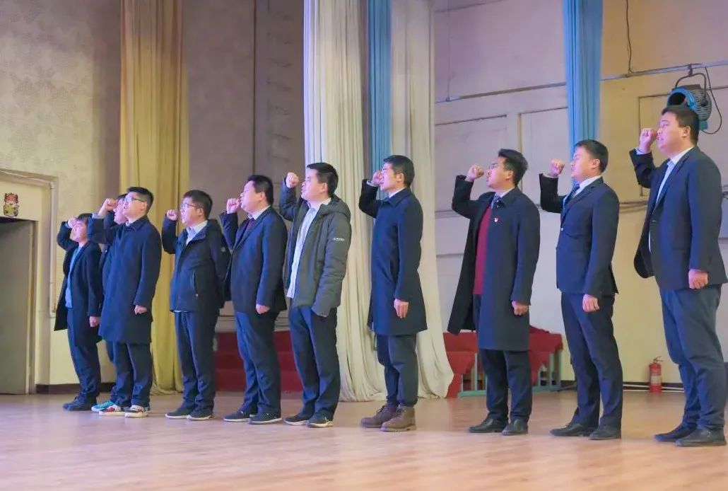 开学季校园展示打卡,开学啦冰墩墩小学生积极向上图片