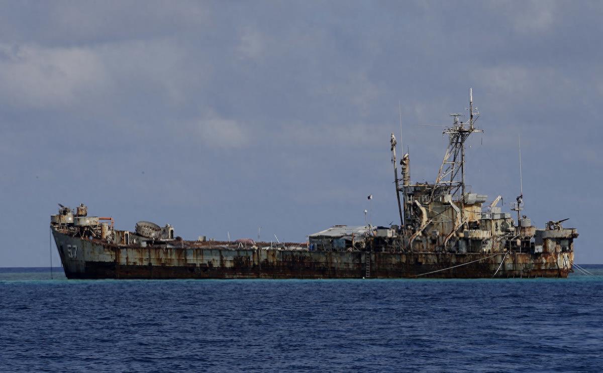 赖在仁爱礁破船里的菲军,过得咋样?做饭靠发电机,通讯靠蓄电池