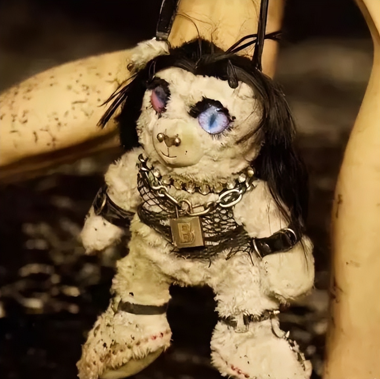 继江南布衣后，巴黎世家再现不雅“童模”：成年人都没眼看