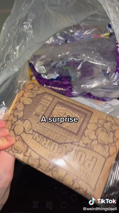 美国女子网售重口垃圾：灰尘脏水，指甲舌苔，真有人高价买？