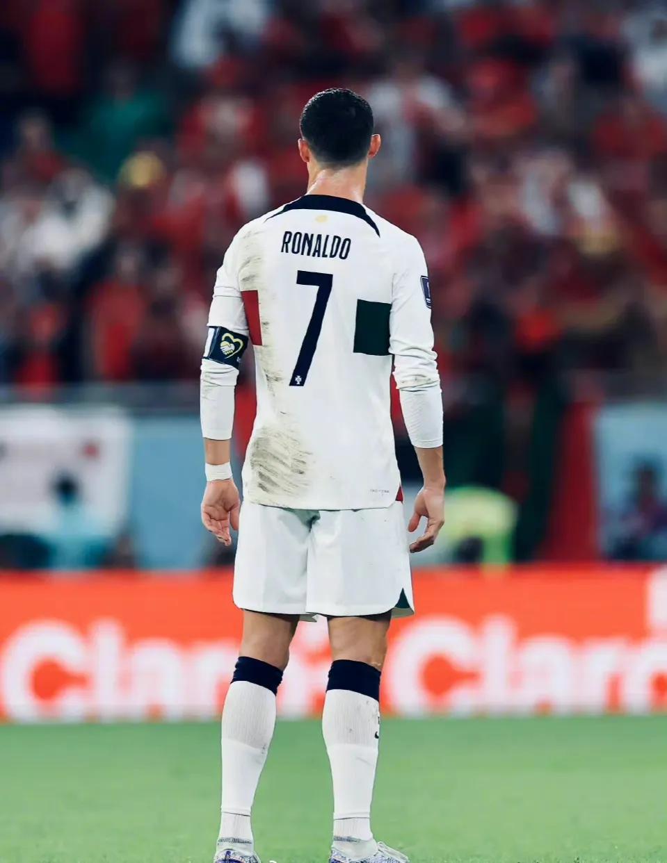 梅西捧起大力神杯阿根廷人的反应,2018世界杯法国vs阿根廷梅西眼神