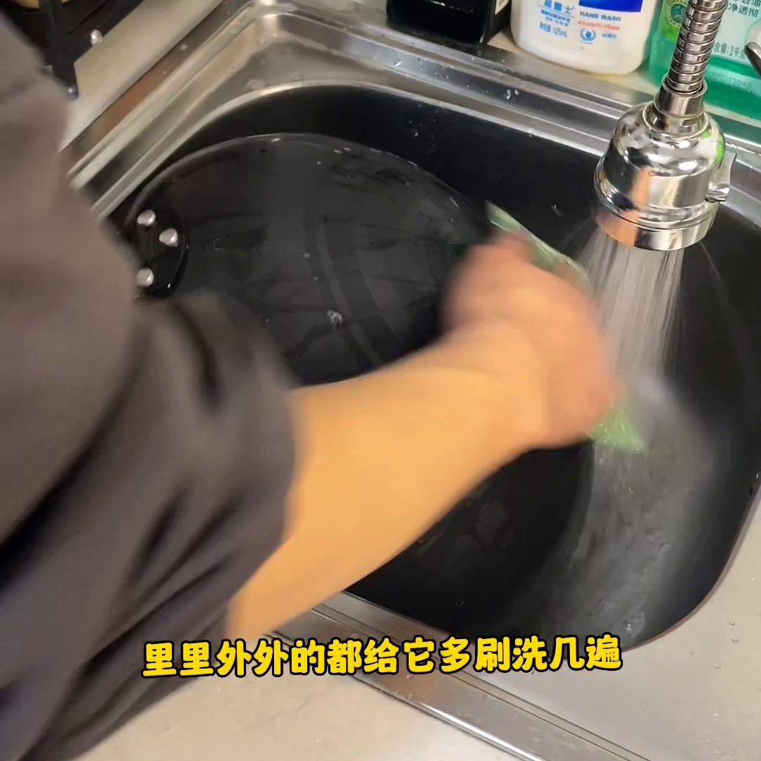 生锈的柴火铁锅怎么处理干净,家中煮菜的铁锅生锈了怎么处理