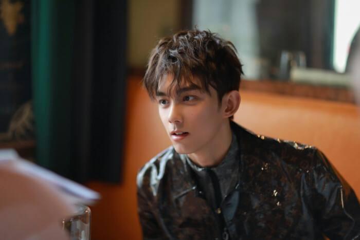 有美人尖下巴的明星,下巴不尖但很平的明星