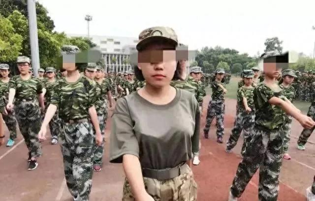 女大学生军训服走红网络,女大学生军训高颜值