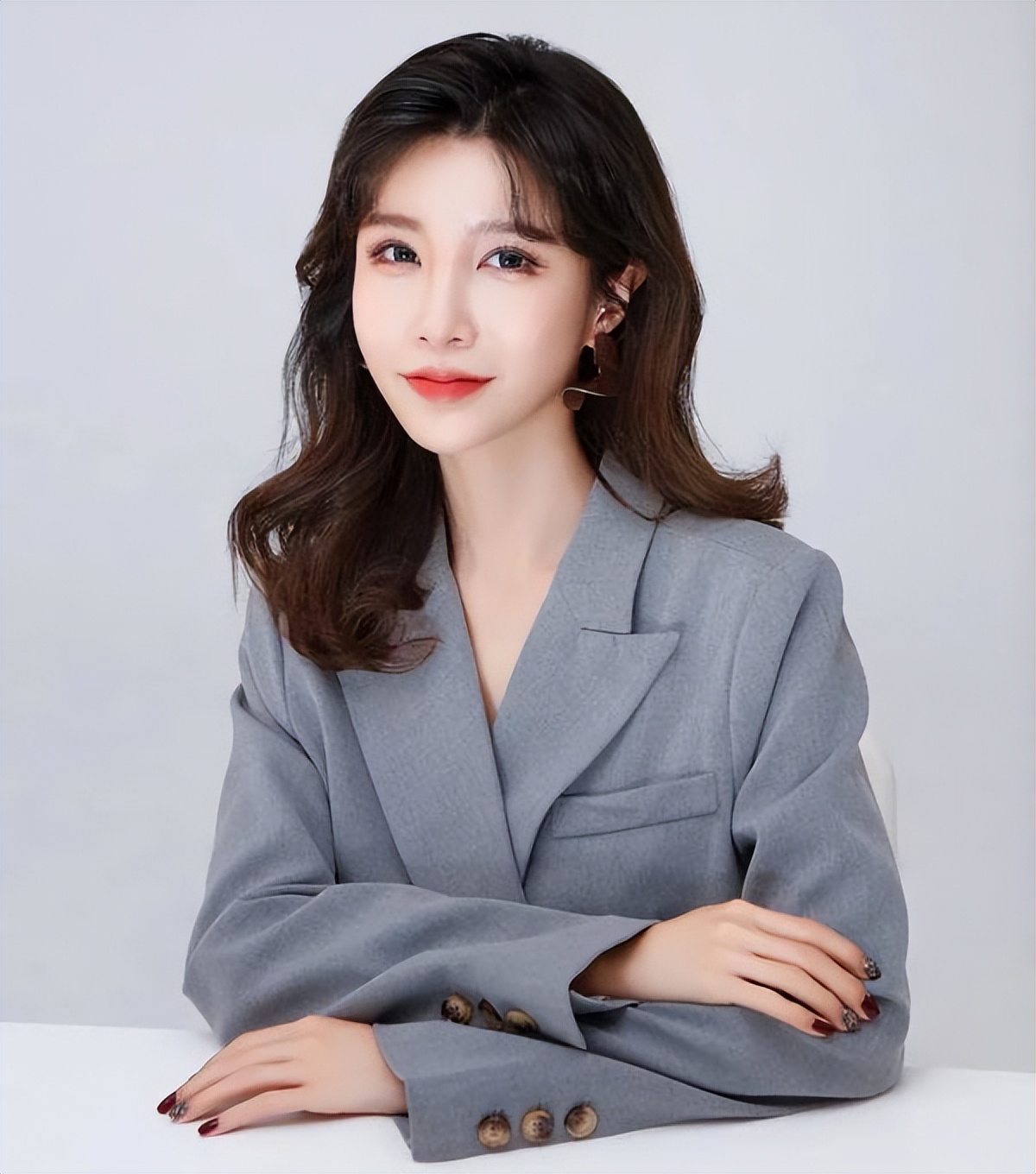 抖音90后网红富婆、日常养豹、出行包专机、到底是一种什么体验？