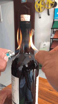 如何评价这个女主持人，主持了一半把*袜丝**脱了？