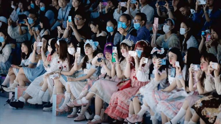 在二次元消费盛行的当下,年轻人二次元消费