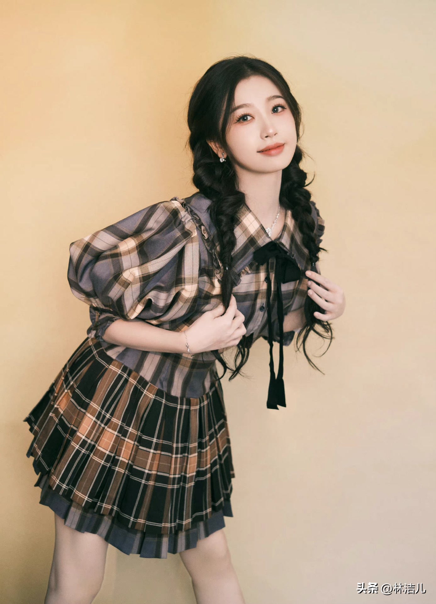 虞书欣赵露思都是圆脸编发模板,虞书欣同款低丸子头短发怎么梳