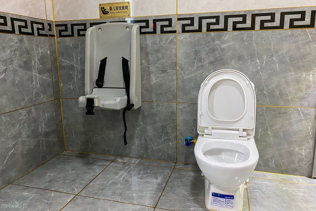 智能马桶对比传统马桶冲水方式,qe8智能马桶对比线下哪款