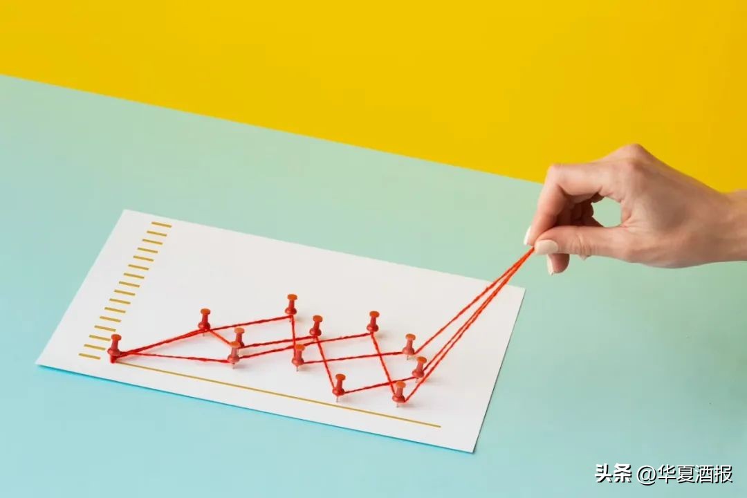 “价格倒挂”严重，库存压力大，逾半数从业者“看冷”，权威报告最新研判，白酒业将迎来新一*大轮**调整！