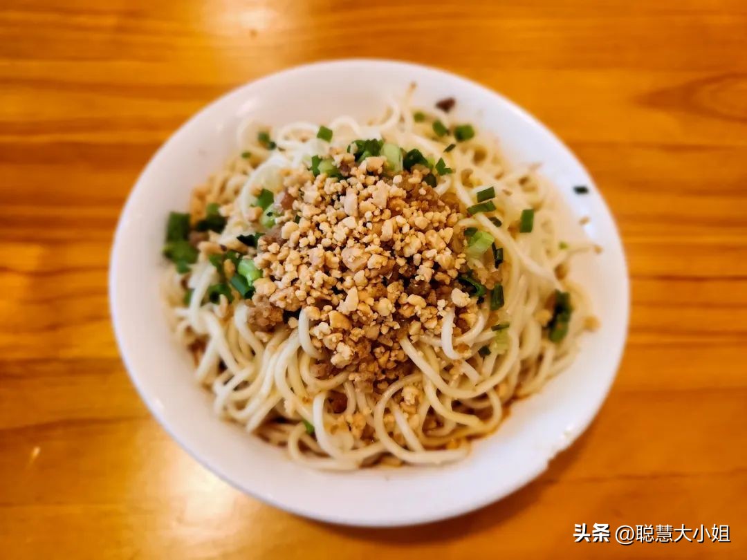 去这条充满松弛感的“小马路”，慵懒地溜达一天才是正经事