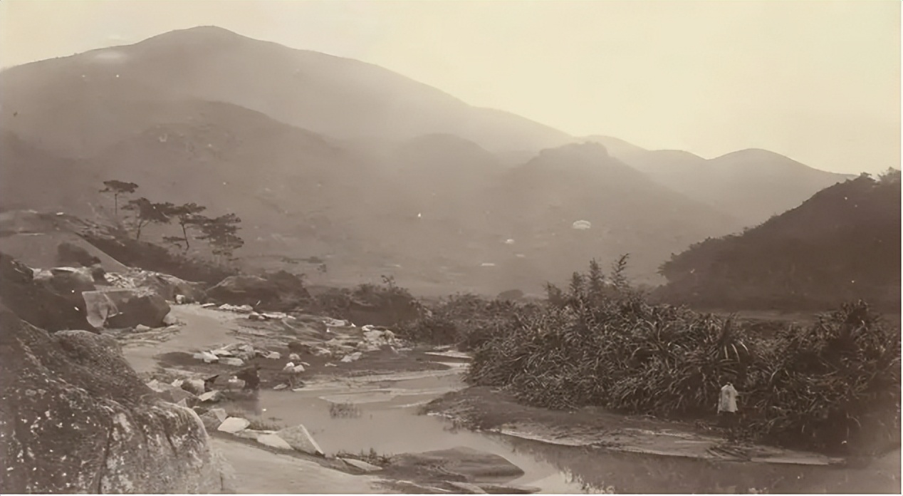 1982年，*小平邓**在谈判桌上对撒切尔霸气表态，撒切尔：残酷