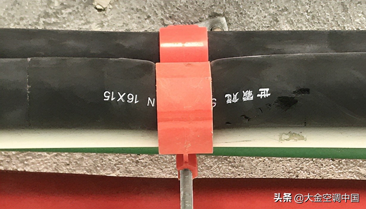 中央空调冷媒配管的三个原则是,中央空调管路超过几米要追加冷媒