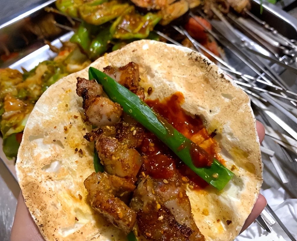 上海公司组织团建，直接安排去淄博吃烧烤，结账时感叹：太实惠了