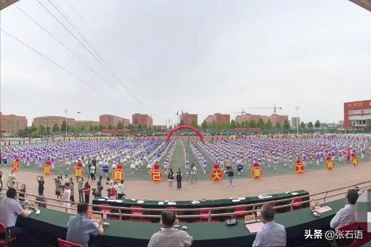 一大学生演出服穿完退货被吐槽,大学生演出服穿退货被吐槽