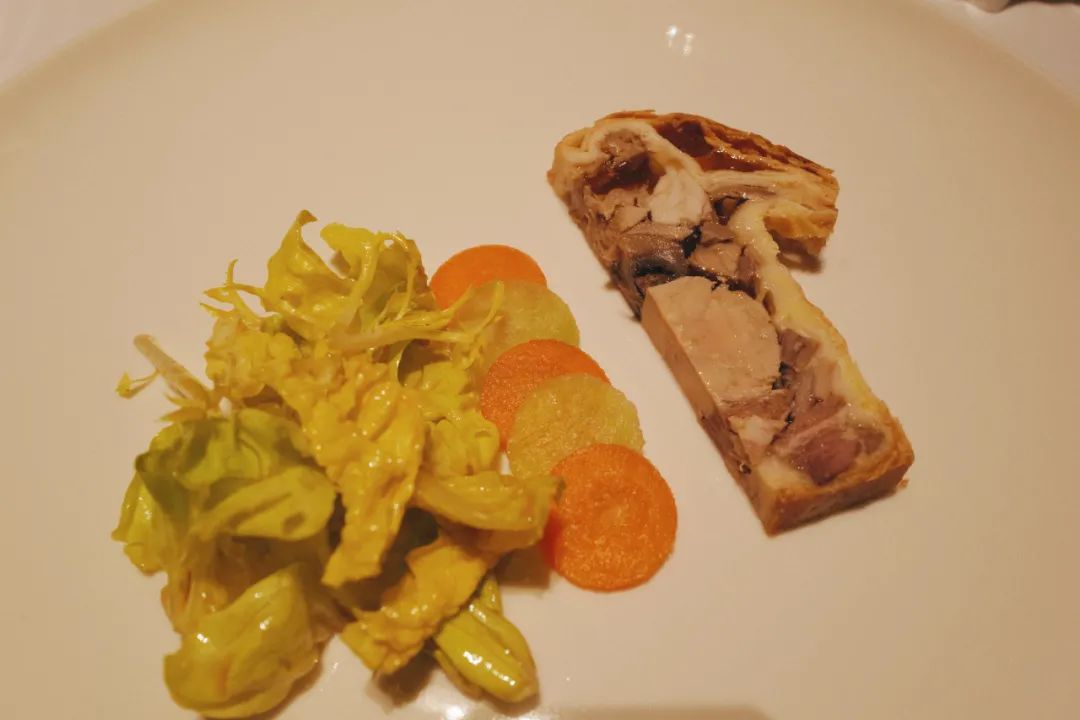 配备一星米其林黑珍珠餐厅,比米其林黑珍珠高端的餐厅