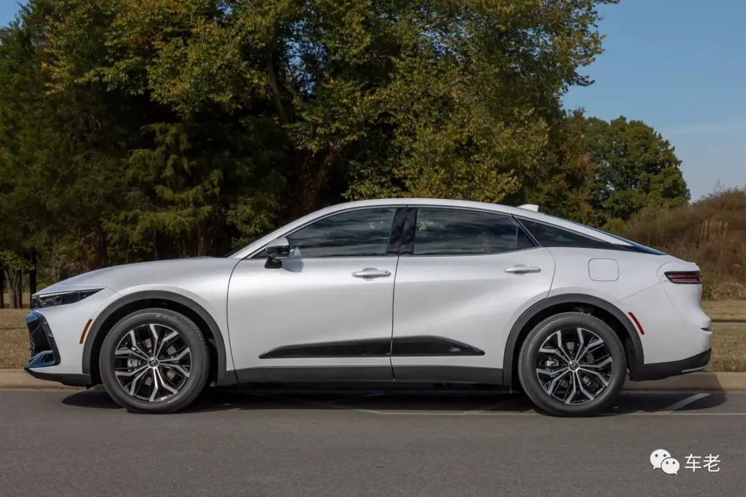 2023年丰田皇冠评论：光滑的新旗舰轿车让我们有点皇冠融合