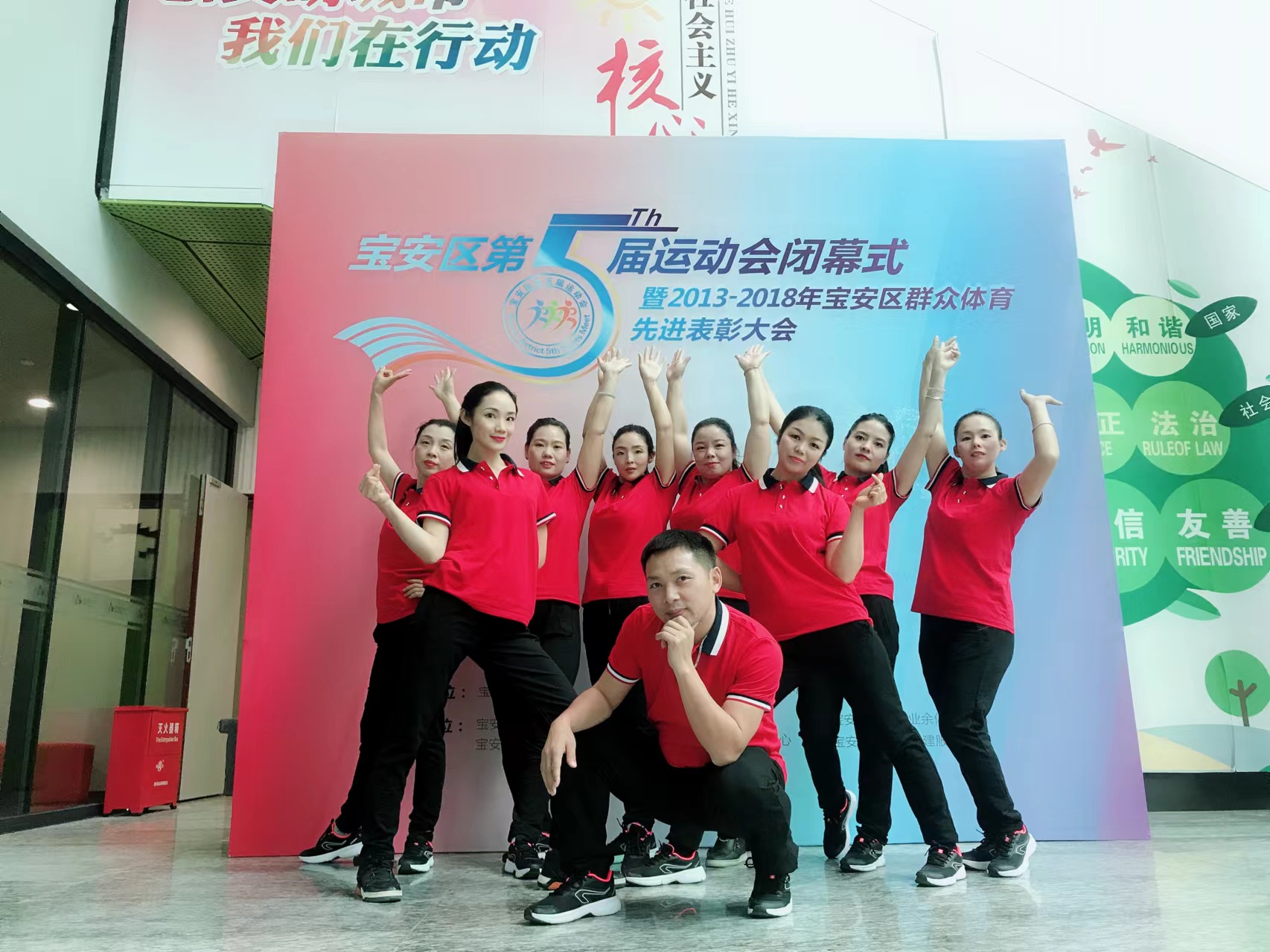 我，与学妹一起来深圳打工，修电器，送报纸，开舞蹈学习班