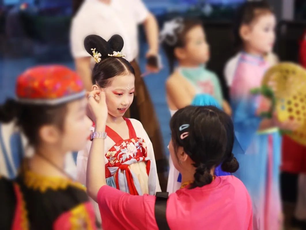 舞蹈表演培训推荐哪家,舞蹈机构还是舞蹈学校