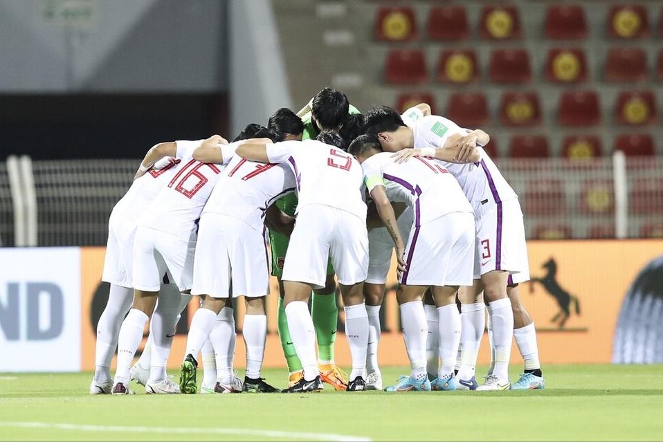 中国足球108人庞大团队，结束半个月的西亚征程，陈戌源领衔回国