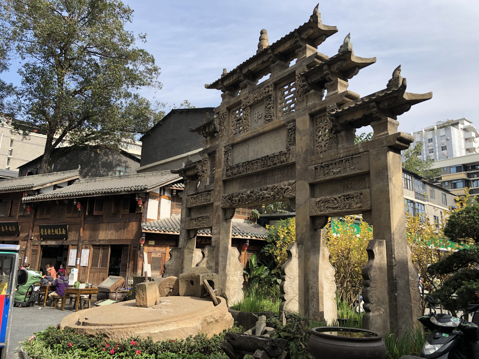 荷花池市场有什么好玩的,荷花池仿古街