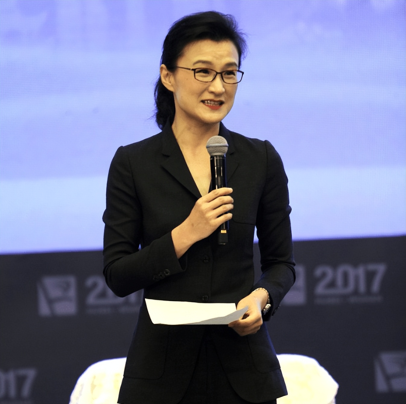 从央视名嘴到滚出主持界,央视名嘴董倩如今在干什么事